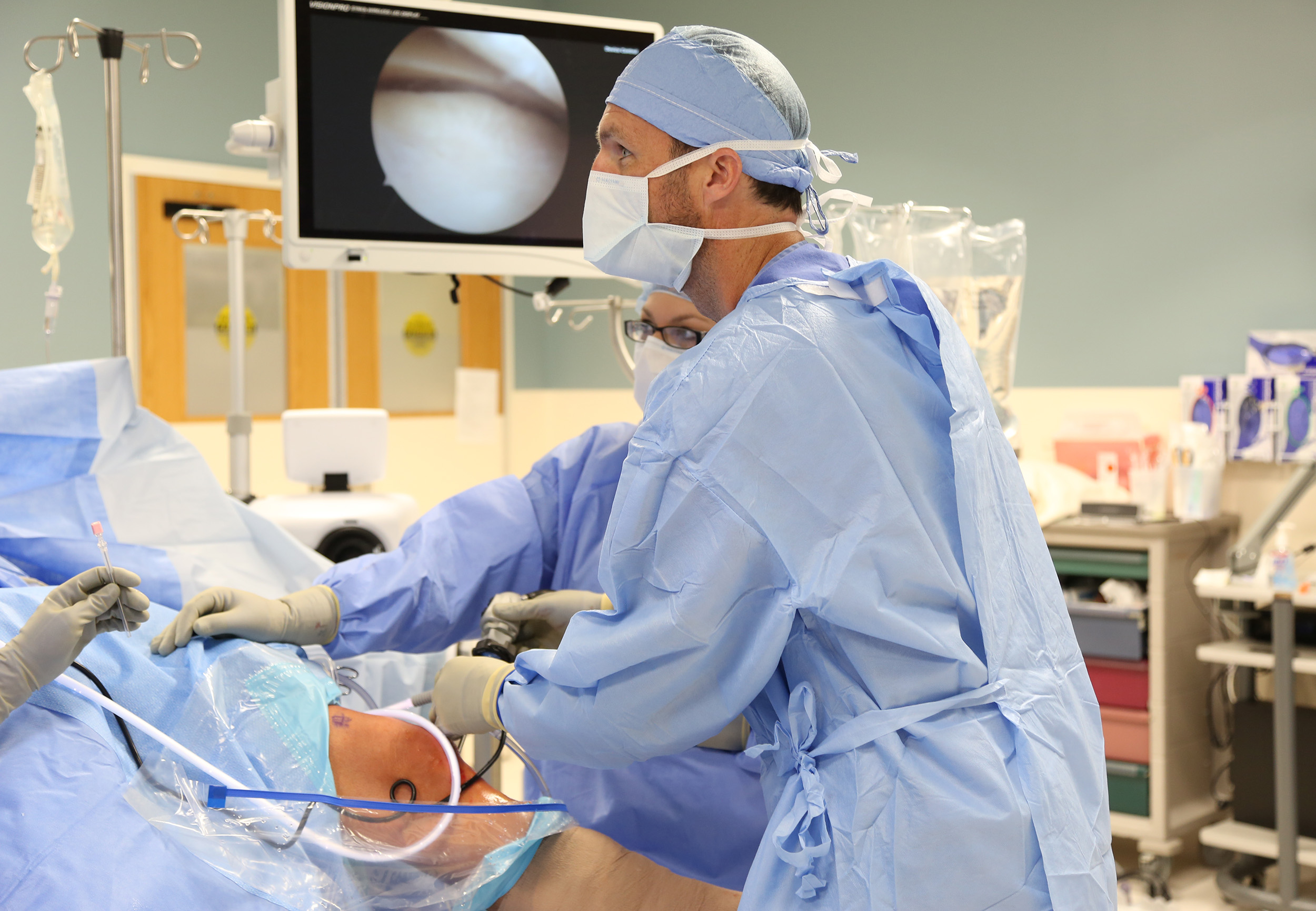 Dr. Heincker performs knee surgery.