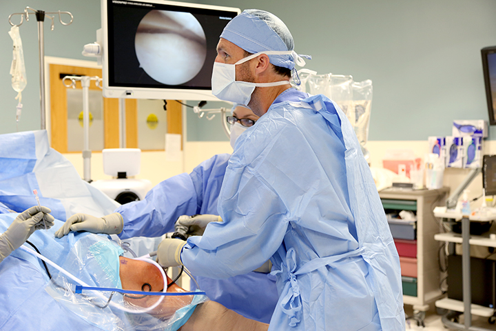 Dr Heincker performs knee surgery